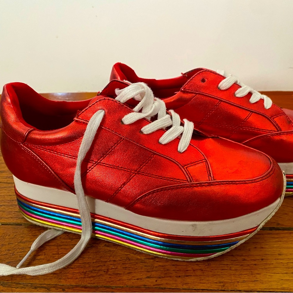 RED PLATFORM SHOES WITH RAINBOW STRIPE